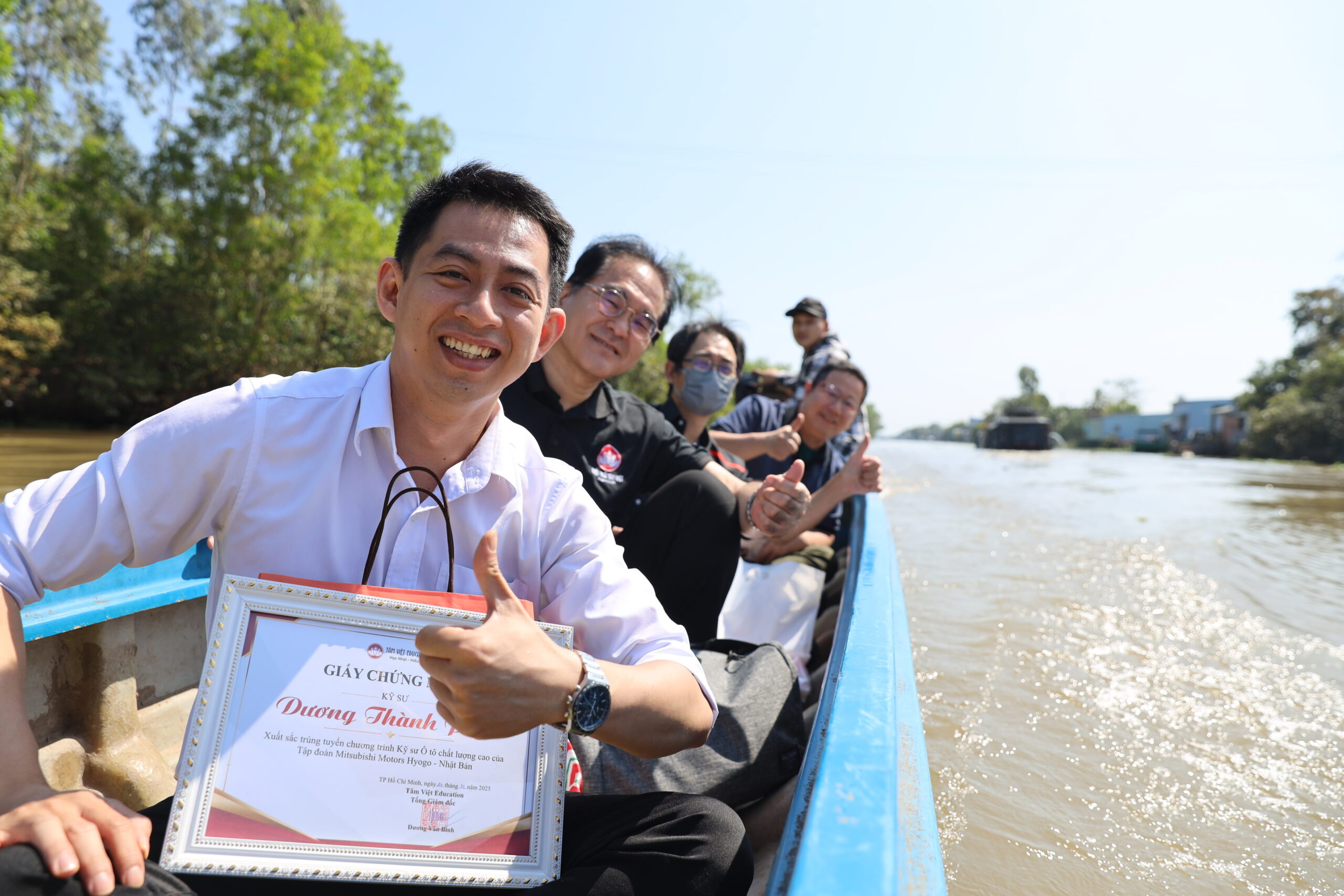 Ký sự kỳ 1: Từ những cánh đồng đến đất nước mặt trời mọc 2 ngồi ghe đến nhà kỹ sư