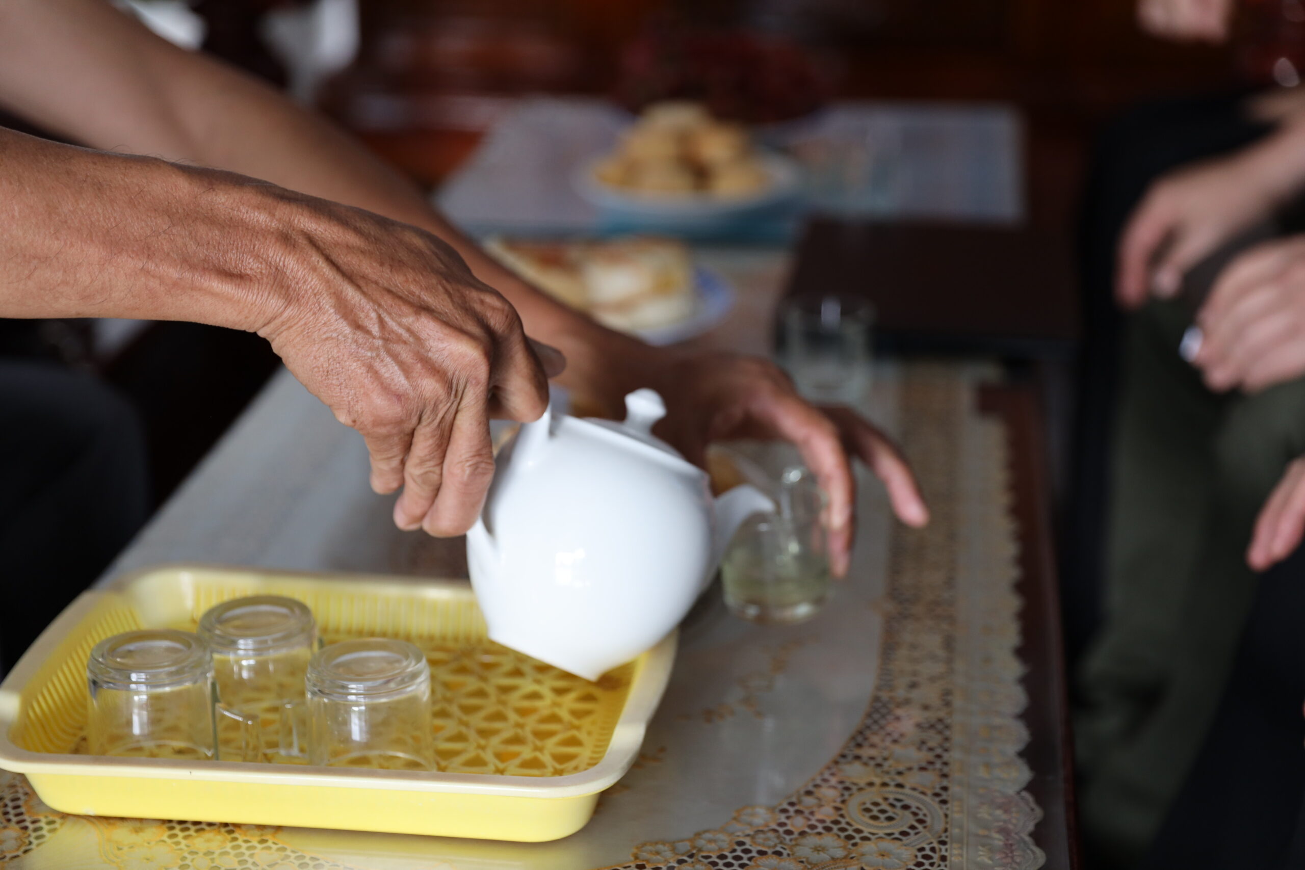 Ký sự kỳ 1: Từ những cánh đồng đến đất nước mặt trời mọc 3 mời trà